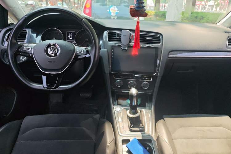 Used Volkswagen Golf 2018 230TSI Automatic Luxury Version Center Console