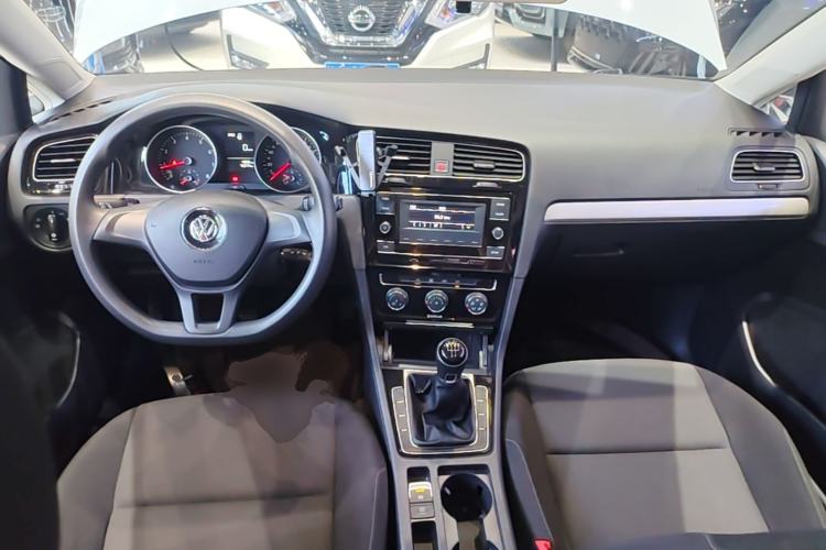 Used Volkswagen Golf 2018 1.6L Manual Fashion Edition Center Console