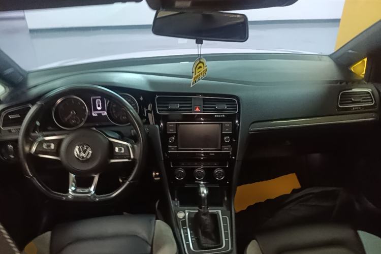 Used Volkswagen Golf 2018 280TSI Automatic R-Line Model Center Console