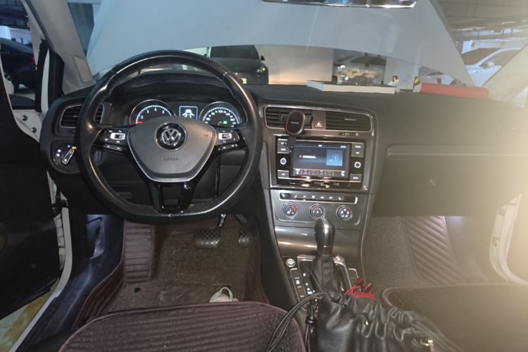 Used Volkswagen Golf 2018 230TSI Automatic Luxury Version Center Console