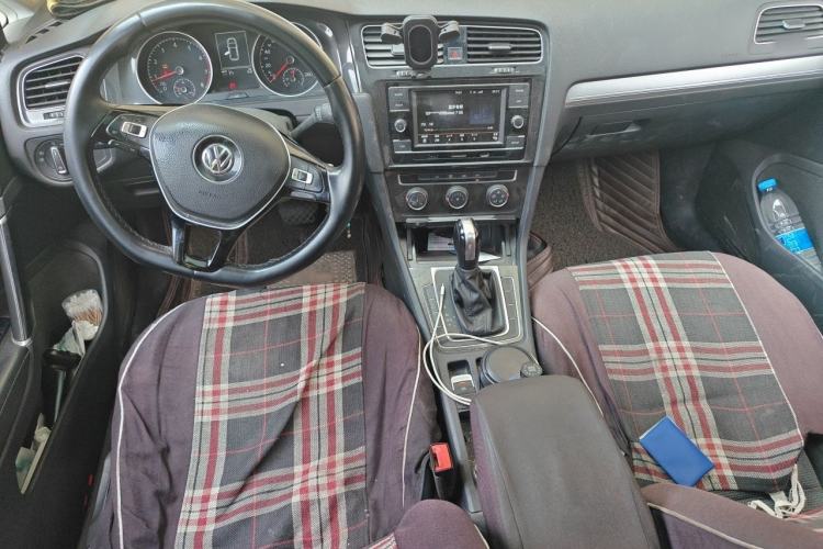 Used Volkswagen Golf 2018 230TSI Automatic Comfort Model Center Console