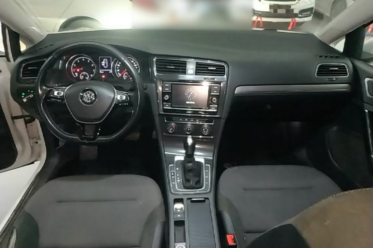 Used Volkswagen Golf 2018 230TSI Automatic Comfort Model Center Console