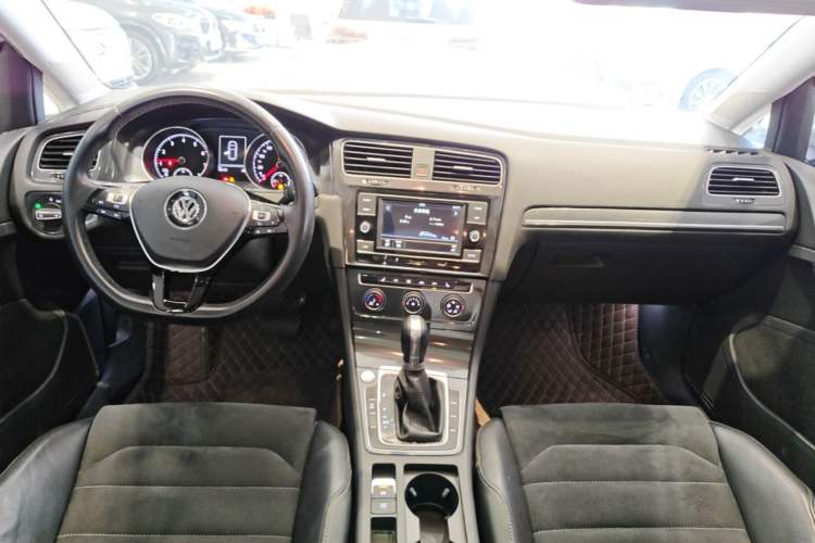 Used Volkswagen Golf 2018 230TSI Automatic Luxury Version Center Console