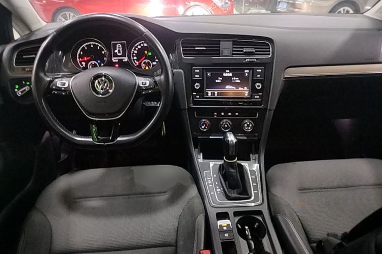 Used Volkswagen Golf 2018 230TSI Automatic Comfort Model Center Console