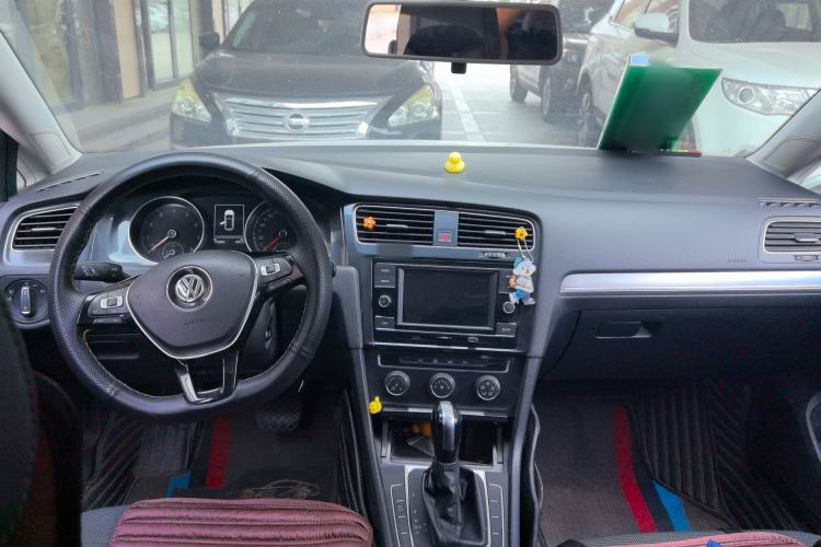 Used Volkswagen Golf 2018 230TSI Automatic Comfort Model Center Console
