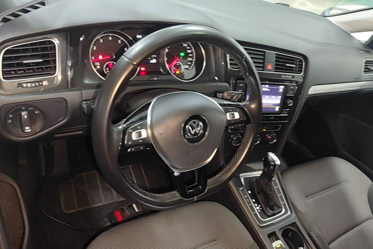 Used Volkswagen Golf 2018 230TSI Automatic Comfort Model Center Console