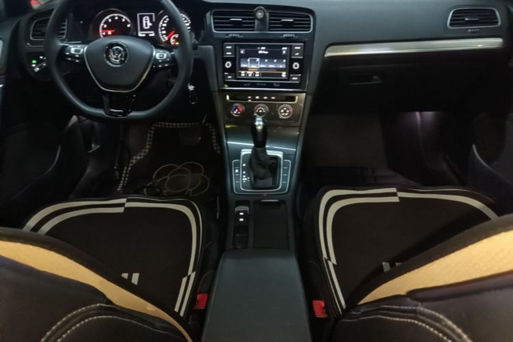 Used Volkswagen Golf 2018 230TSI Automatic Comfort Model Center Console