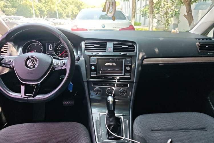 Used Volkswagen Golf 2018 1.6L Automatic Comfort Model Center Console
