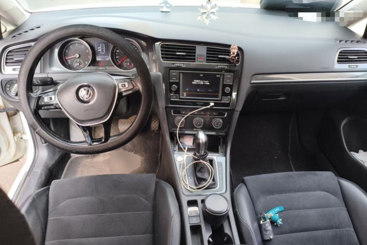 Used Volkswagen Golf 2018 230TSI Automatic Luxury Version Center Console