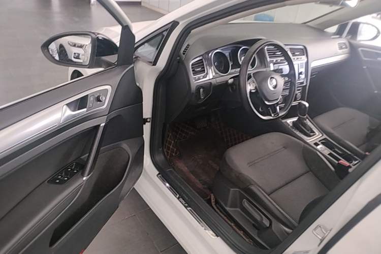 Used Volkswagen Golf 2018 230TSI Automatic Comfort Model Driver Seat