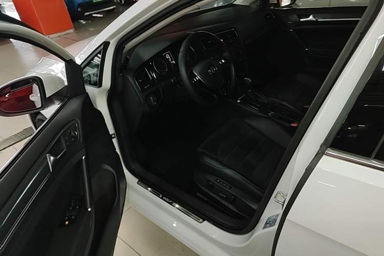 Used Volkswagen Golf 2018 230TSI Automatic Luxury Version Driver Seat