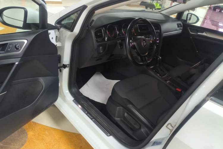Used Volkswagen Golf 2018 230TSI Automatic Comfort Model Driver Seat