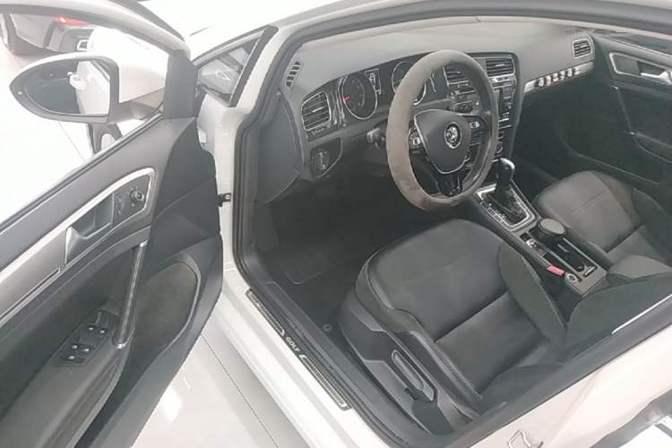 Used Volkswagen Golf 2018 230TSI Automatic Comfort Model Driver Seat