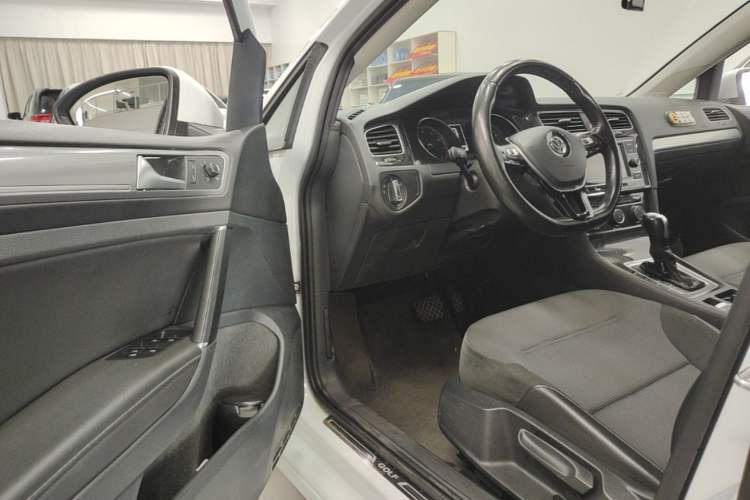 Used Volkswagen Golf 2018 230TSI Automatic Comfort Model Driver Seat