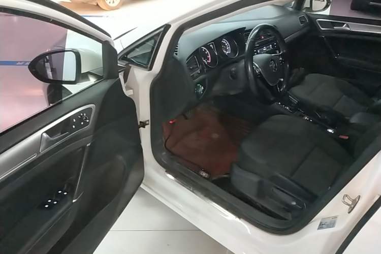 Used Volkswagen Golf 2018 1.6L Automatic Comfort Model Driver Seat