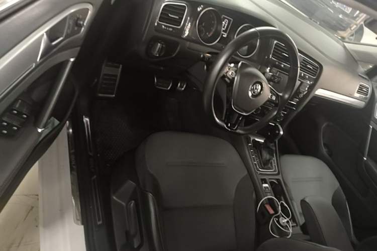 Used Volkswagen Golf 2018 230TSI Automatic Comfort Model Driver Seat