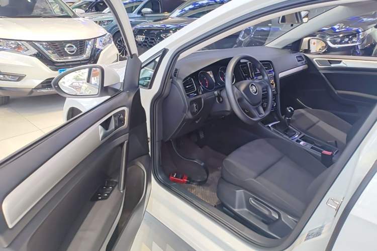 Used Volkswagen Golf 2018 1.6L Manual Fashion Edition Driver Seat