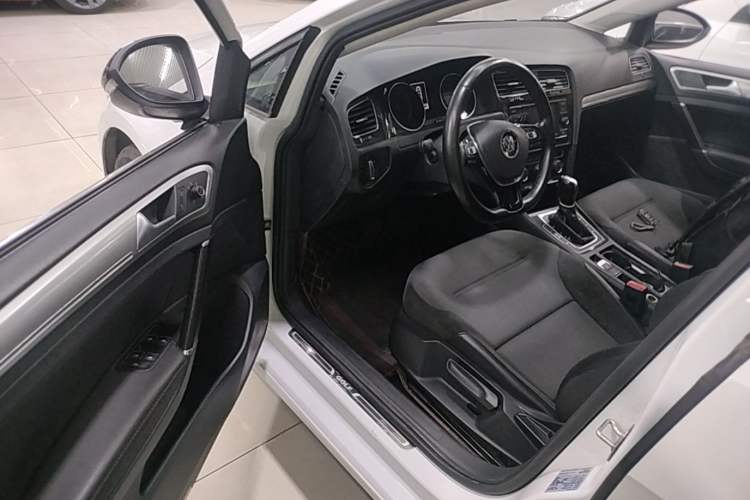 Used Volkswagen Golf 2018 230TSI Automatic Comfort Model Driver Seat