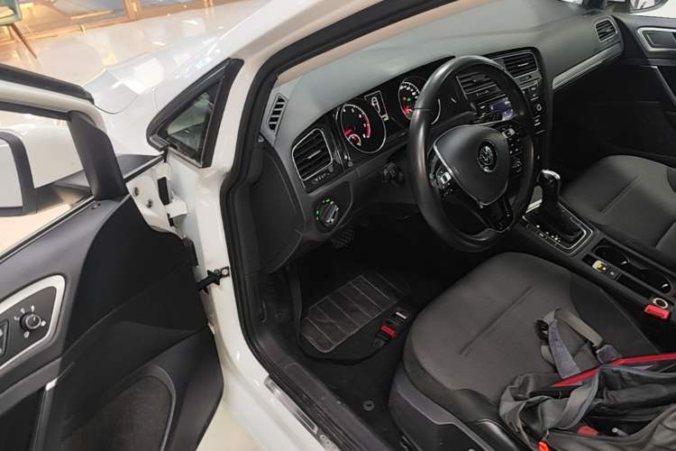 Used Volkswagen Golf 2018 230TSI Automatic Comfort Model Driver Seat