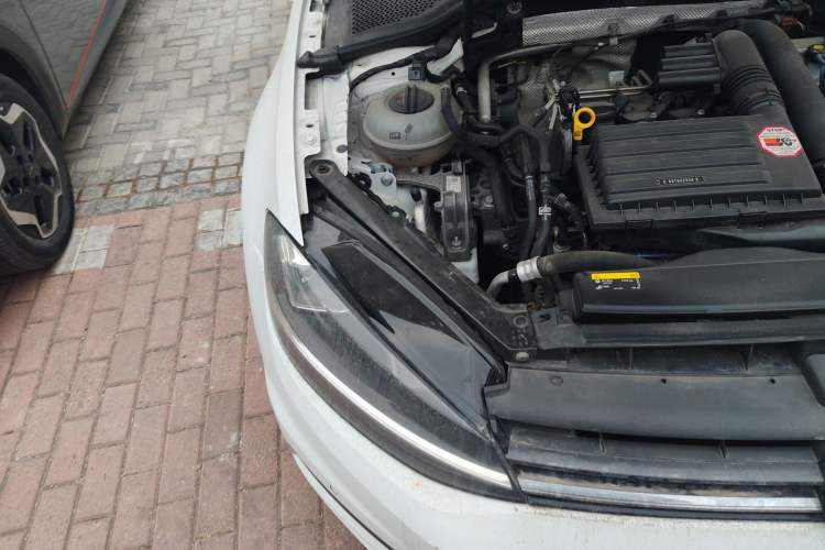 Used Volkswagen Golf 2018 230TSI Automatic Luxury Version Engine Bay Right