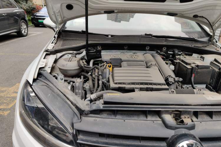 Used Volkswagen Golf 2018 230TSI Automatic Luxury Version Engine Bay Right