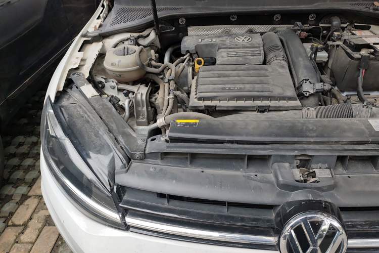 Used Volkswagen Golf 2018 230TSI Automatic Luxury Version Engine Bay Right