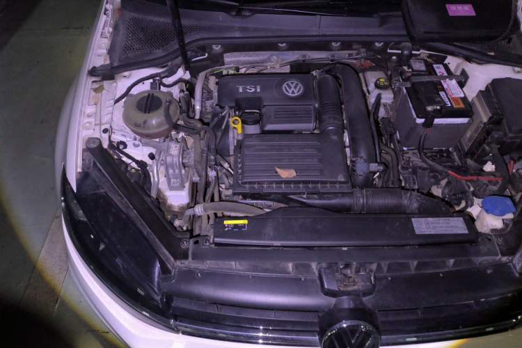 Used Volkswagen Golf 2018 230TSI Automatic Luxury Version Engine Bay Right
