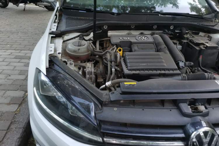Used Volkswagen Golf 2018 230TSI Automatic Luxury Version Engine Bay Right