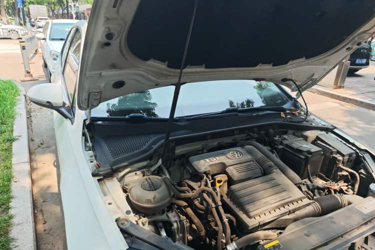 Used Volkswagen Golf 2018 230TSI Automatic Luxury Version Engine Bay Right