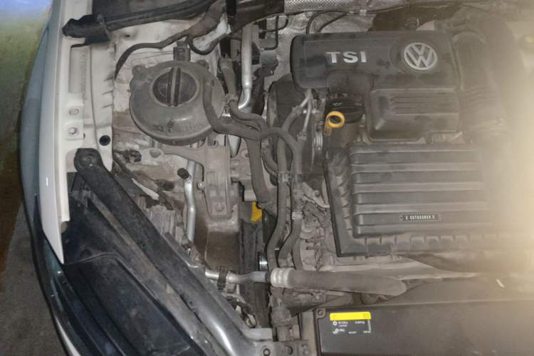 Used Volkswagen Golf 2018 230TSI Automatic Luxury Version Engine Bay Right