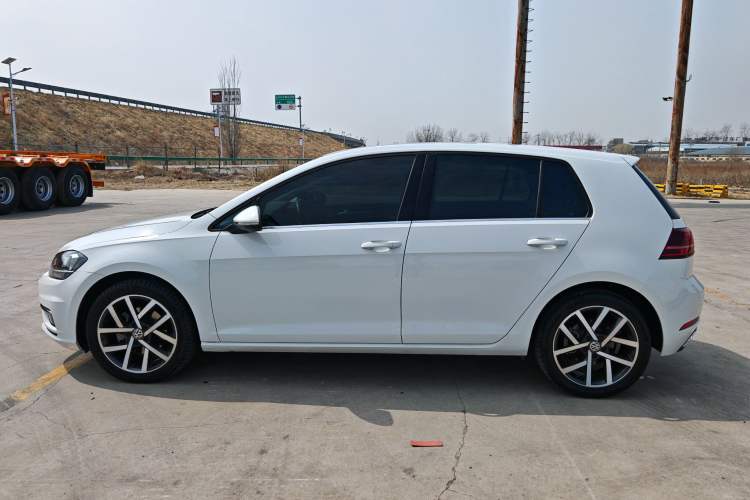 Used Volkswagen Golf 2018 230TSI Automatic Luxury Version Exterior 3