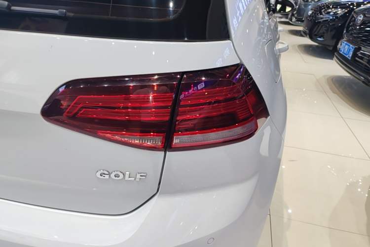 Used Volkswagen Golf 2018 1.6L Manual Fashion Edition Exterior 3