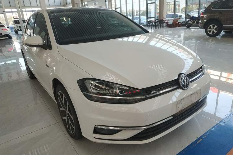 Used Volkswagen Golf 2018 230TSI Automatic Luxury Version Front Right 45 Deg