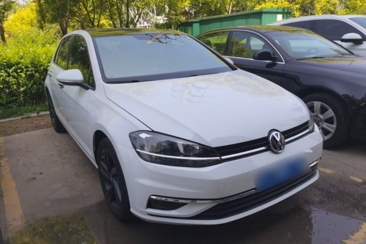 Used Volkswagen Golf 2018 230TSI Automatic Luxury Version Front Right 45 Deg