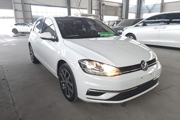 Used Volkswagen Golf 2018 230TSI Automatic Luxury Version Front Right 45 Deg