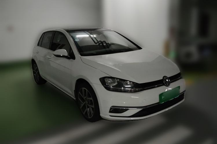 Used Volkswagen Golf 2018 230TSI Automatic Luxury Version Front Right 45 Deg