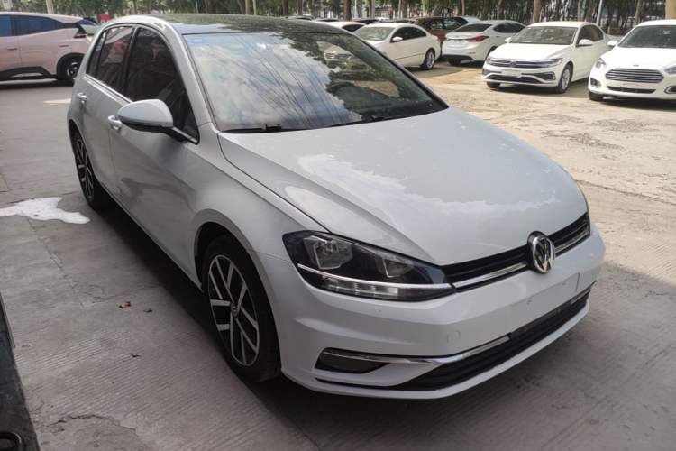 Used Volkswagen Golf 2018 230TSI Automatic Luxury Version Front Right 45 Deg