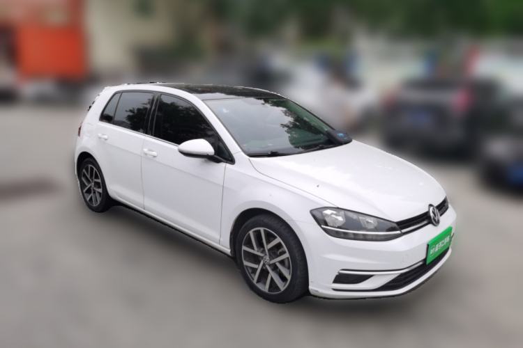 Used Volkswagen Golf 2018 230TSI Automatic Luxury Version Front Right 45 Deg