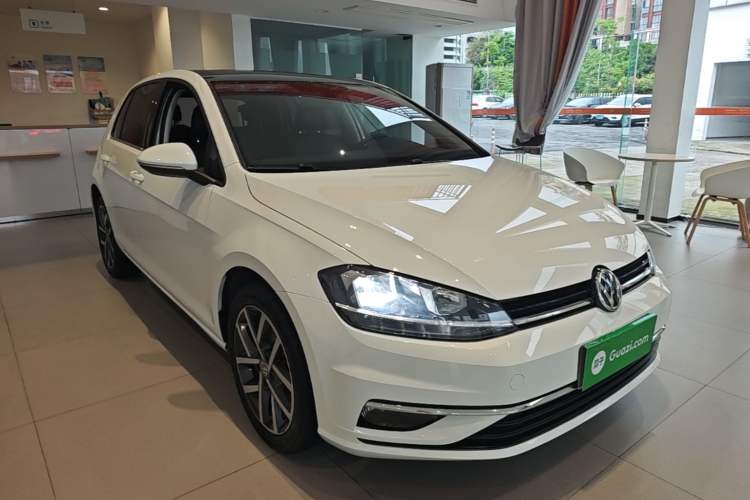 Used Volkswagen Golf 2018 230TSI Automatic Luxury Version Front Right 45 Deg