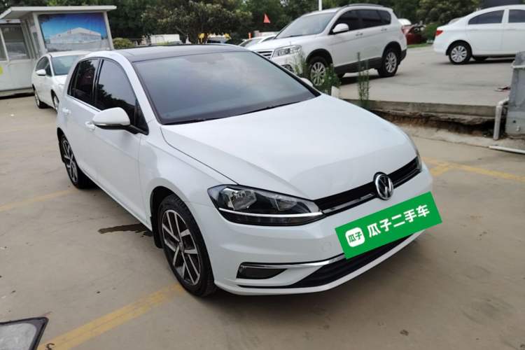 Used Volkswagen Golf 2018 230TSI Automatic Luxury Version Front Right 45 Deg