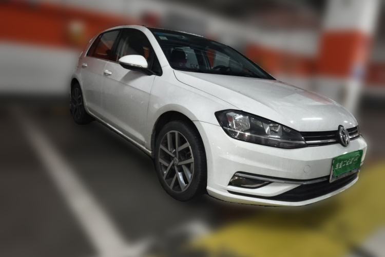 Used Volkswagen Golf 2018 230TSI Automatic Luxury Version Front Right 45 Deg