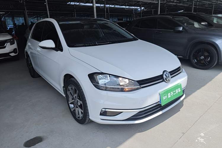 Used Volkswagen Golf 2018 230TSI Automatic Luxury Version Front Right 45 Deg