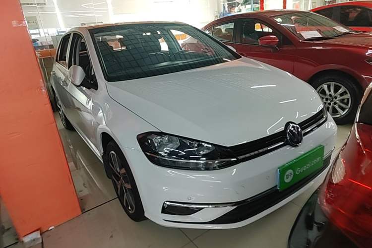 Used Volkswagen Golf 2018 230TSI Automatic Luxury Version Front Right 45 Deg