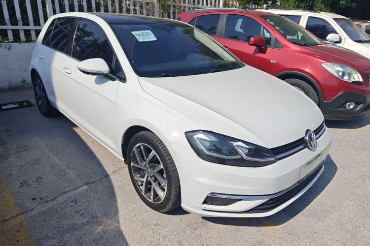 Used Volkswagen Golf 2018 230TSI Automatic Luxury Version Front Right 45 Deg