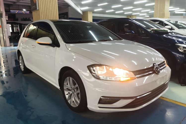 Used Volkswagen Golf 2018 230TSI Automatic Comfort Model Front Right 45 Deg