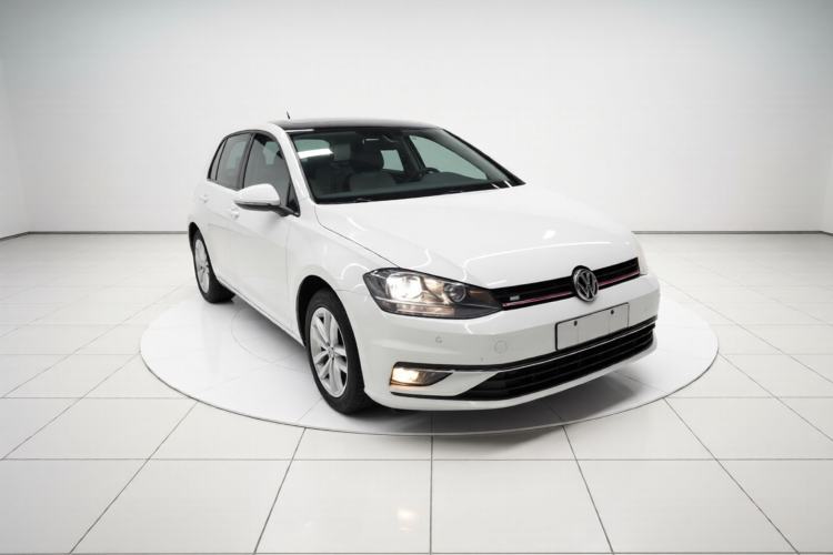 Used Volkswagen Golf 2018 230TSI Automatic Comfort Model Front Right 45 Deg