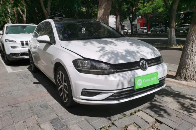 Used Volkswagen Golf 2018 230TSI Automatic Luxury Version Front Right 45 Deg