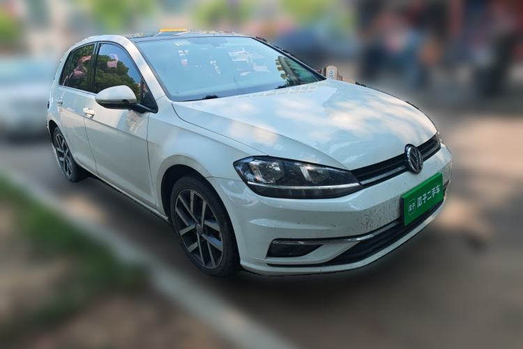 Used Volkswagen Golf 2018 230TSI Automatic Luxury Version Front Right 45 Deg
