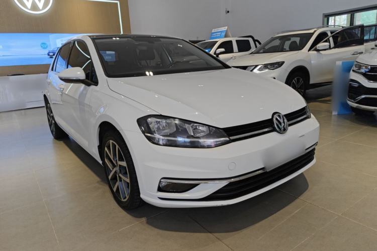 Used Volkswagen Golf 2018 230TSI Automatic Luxury Version Front Right 45 Deg
