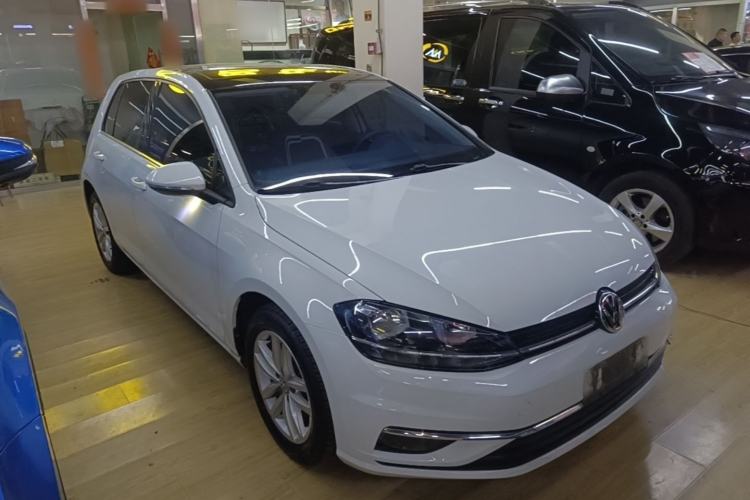 Used Volkswagen Golf 2018 230TSI Automatic Comfort Model Front Right 45 Deg